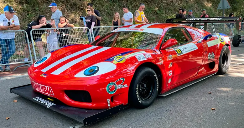 coche de rally carrering en carretera