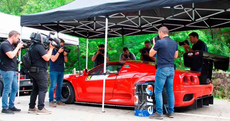 coche de rally carrering y la prensa